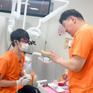 歯のシミュレーション画像を見てむし歯と歯並びを確認