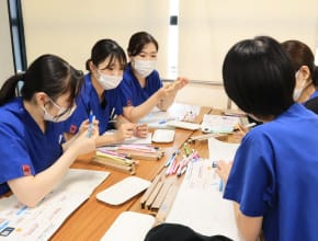 三ツ境駅前スマイル歯科の女性スタッフが会議