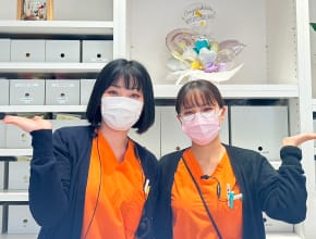 三ツ境駅前スマイル歯科の女性スタッフが笑顔で迎える