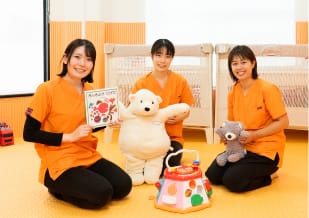 三ツ境駅前スマイル歯科の託児所で座る女性スタッフ