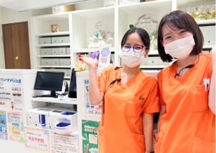 三ツ境駅前スマイル歯科の女性スタッフが笑顔で迎える