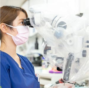 マイクロスコープを用いて口腔内を検査