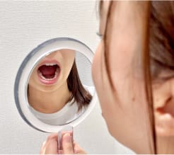 歯並びを確認している患者