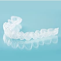 透明なマウスピース型の矯正装置