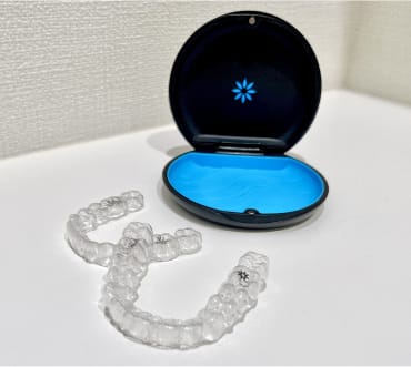 インビザラインのマウスピース矯正装置と専用ケース
