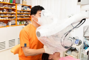 歯科医師がマイクロスコープを使って治療