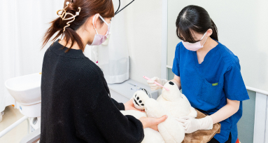 こどもを膝上に載せて診療