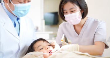 保護者が同席した状態でこどもを診療