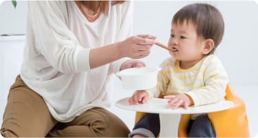 こどもが食事中