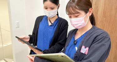 クリニックスタッフが食生活アンケートを確認