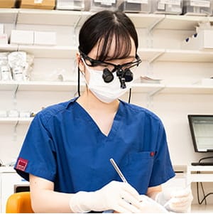 クリニックの女性スタッフが検診