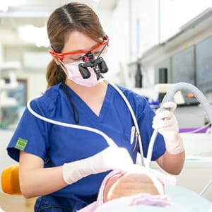 患者の口腔内を精密検査