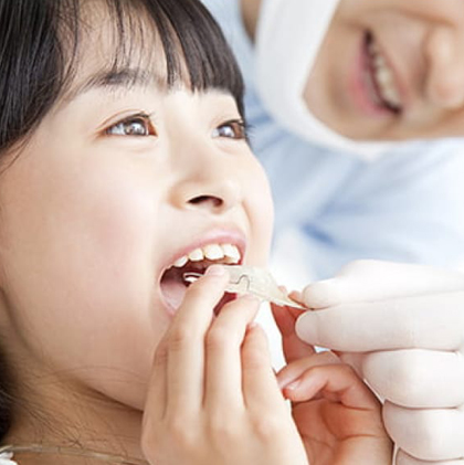 7〜8歳ごろは小児矯正を検討する時期
