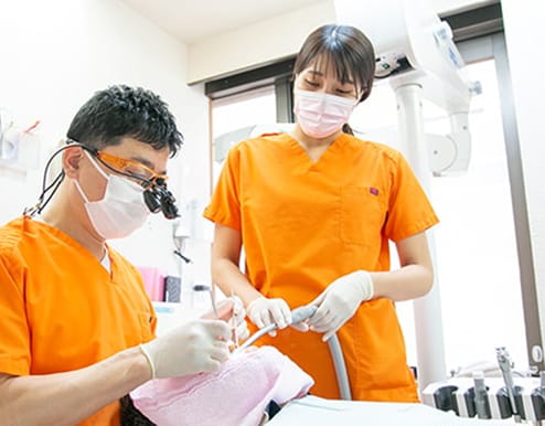 患者の歯を精密検査