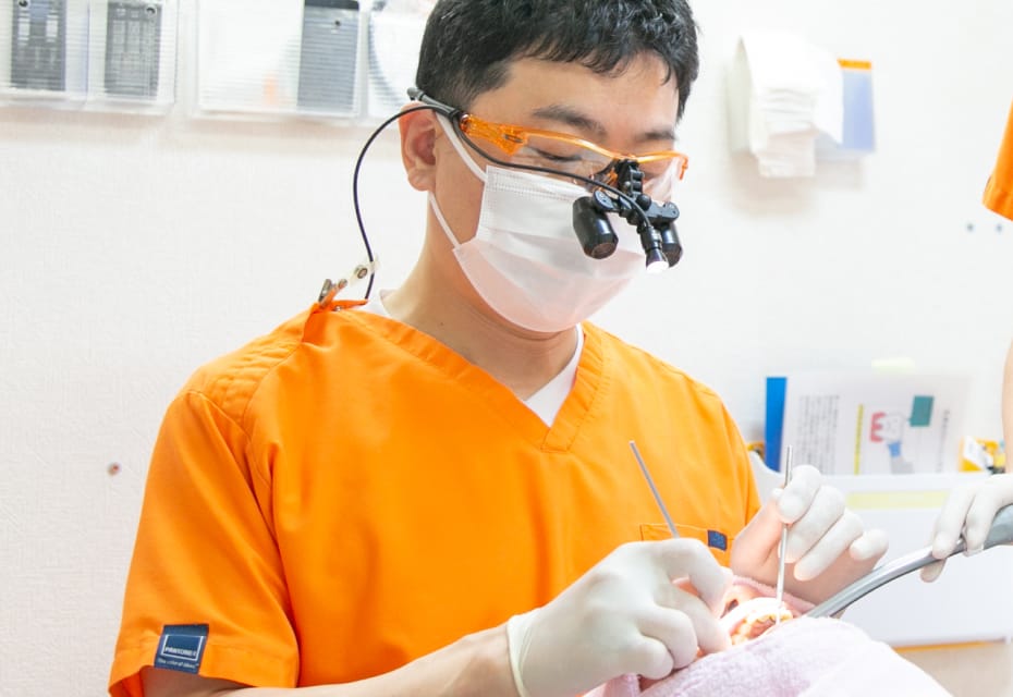 患者の歯を精密検査