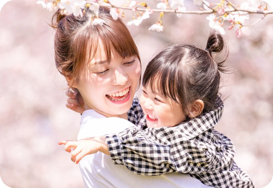 桜の下で笑う親子