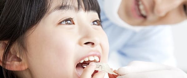 こどもが矯正器具を装着するところ