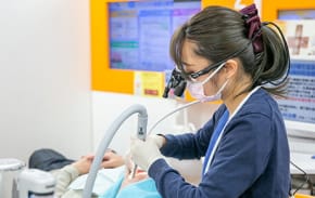 患者の歯を精密検査