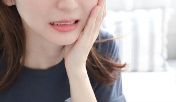 インビザラインの治療がつらいのはなぜ？つらいと言われる原因や対処法を歯科医師が解説