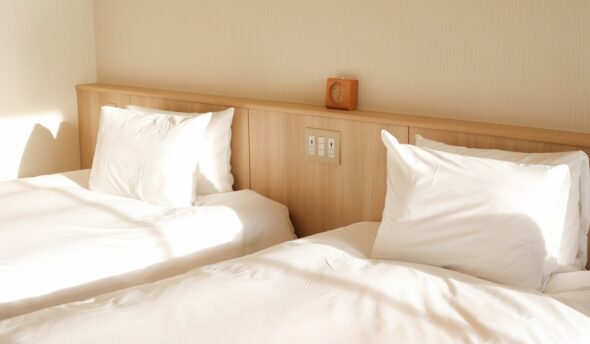 インビザラインは寝る時に外しても大丈夫？夜間の取り扱いガイド