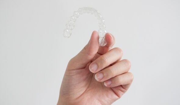 市販のマウスピースで矯正はおすすめしない。デメリット・リスクを歯科医師が解説